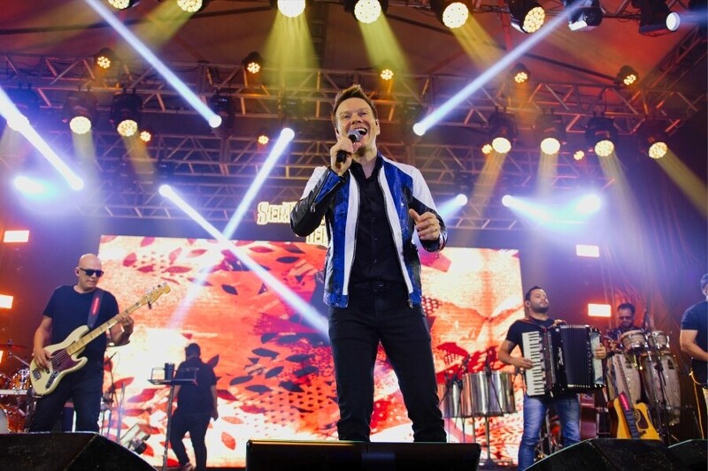 Show de Michel Teló leva multidão à Festa do Colono 2026 em Turvo