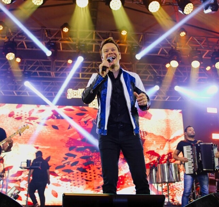 Show de Michel Teló leva multidão à Festa do Colono 2026 em Turvo
