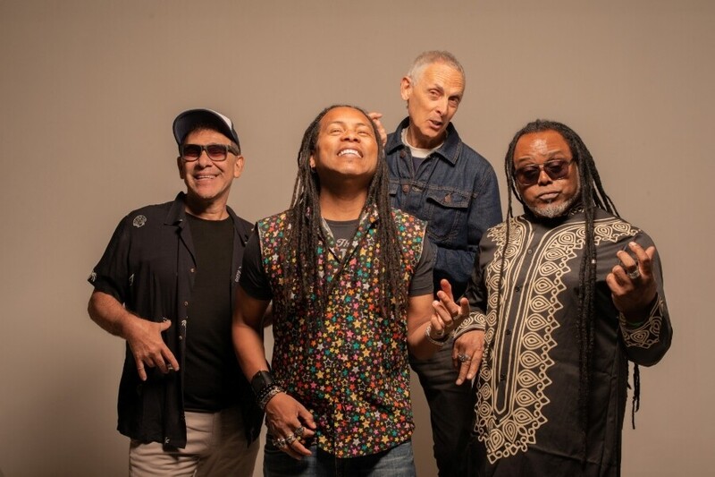 Papas da Língua traz nostalgia e grandes hits para show em Criciúma
