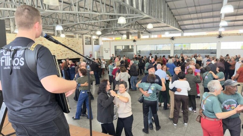Baile da Terceira Idade reúne centenas de pessoas na Maggiofest 2026 em Morro da Fumaça