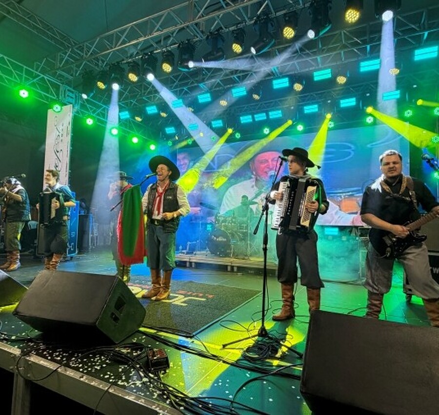 João Luiz Corrêa reúne multidão e fecha Maggiofest 2026 em grande estilo