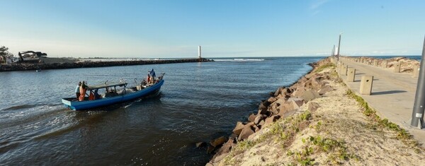 Após décadas de espera, projeto para ampliar molhes de Passo de Torres é apresentado à comunidade
