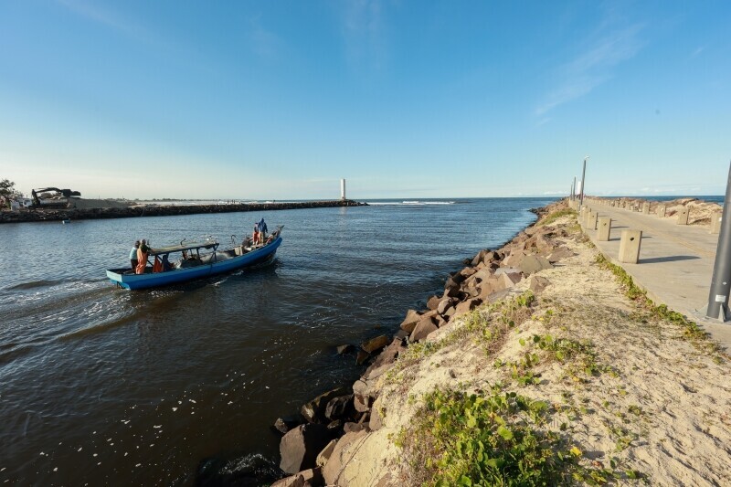 Após décadas de espera, projeto para ampliar molhes de Passo de Torres é apresentado à comunidade