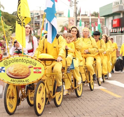 Polentopéia distribui polenta, queijo e salame e encanta público em Nova Veneza
