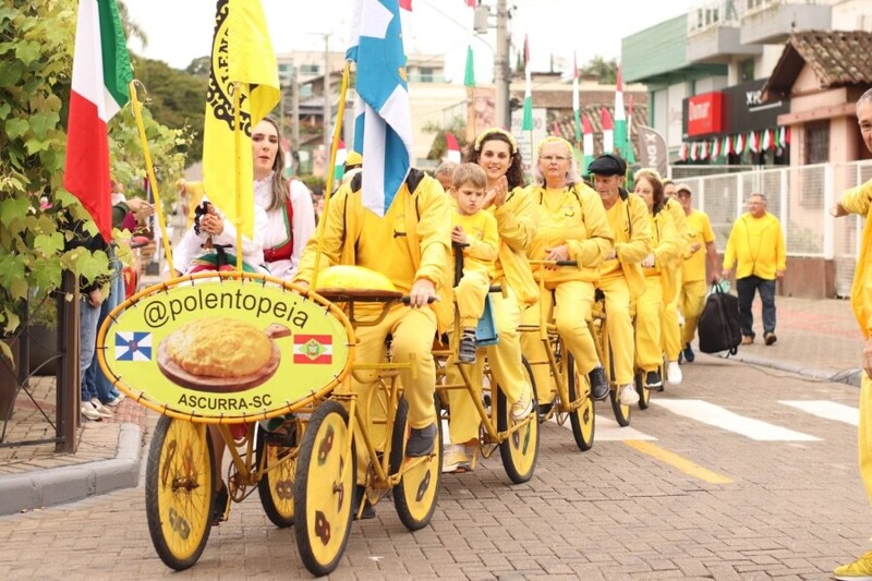 Polentopéia distribui polenta, queijo e salame e encanta público em Nova Veneza