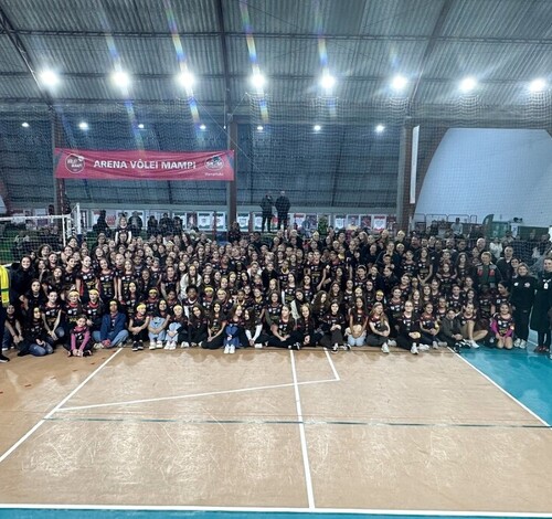 Escolinhas de vôlei Farben/ADR entregam uniformes para 400 alunas