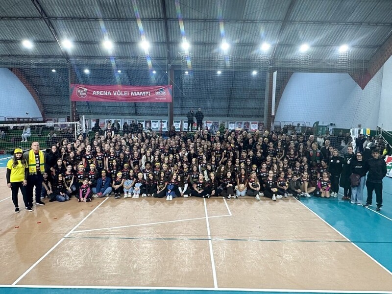 Escolinhas de vôlei Farben/ADR entregam uniformes para 400 alunas