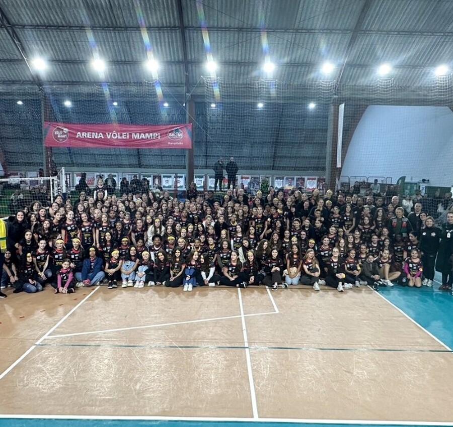 Escolinhas de vôlei Farben/ADR entregam uniformes para 400 alunas