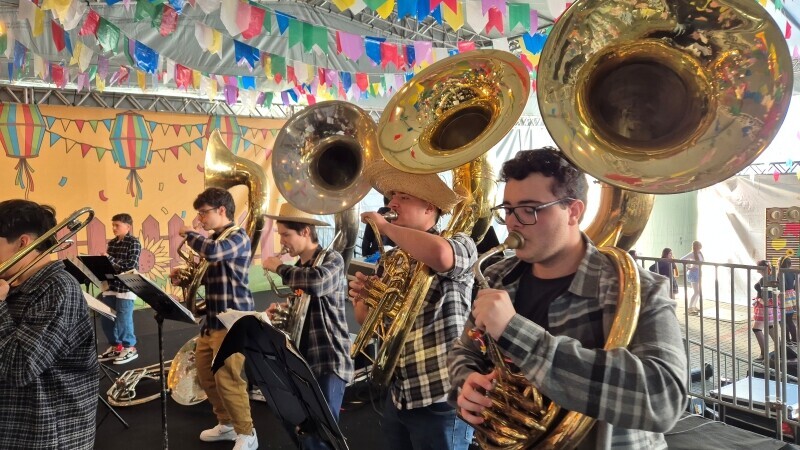 Arraial Solidário celebra a cultura popular brasileira com festa e apresentações no Farol Shopping