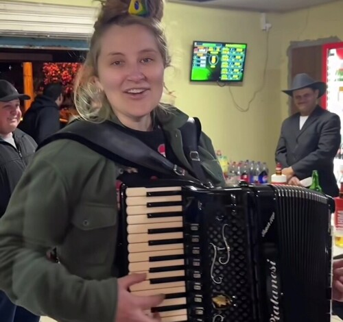 Bia Socek faz visita surpresa e toca sanfona em bar tradicional de Nova Veneza