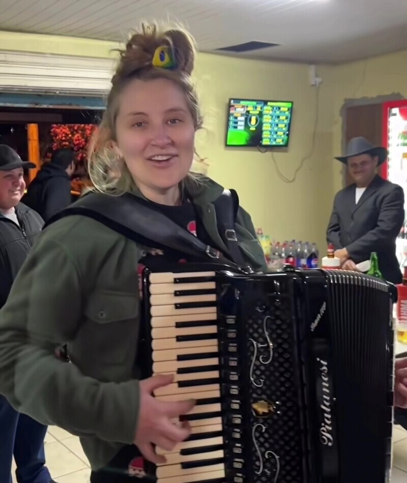 Bia Socek faz visita surpresa e toca sanfona em bar tradicional de Nova Veneza