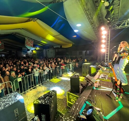 Show de Bia Socek reúne grande público na Festa do Peixe; Samuel Rosa encerra o evento neste domingo