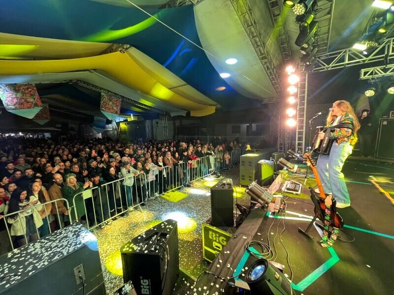Show de Bia Socek reúne grande público na Festa do Peixe; Samuel Rosa encerra o evento neste domingo