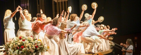 Espetáculo em Içara resgata memórias em recital com clássicos da MPB