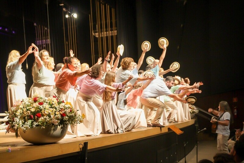 Espetáculo em Içara resgata memórias em recital com clássicos da MPB