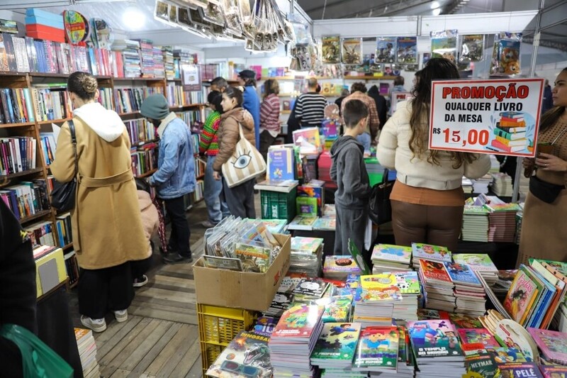 Feira do Livro movimenta o Centro de Criciúma com cultura, arte e mais de 100 mil títulos