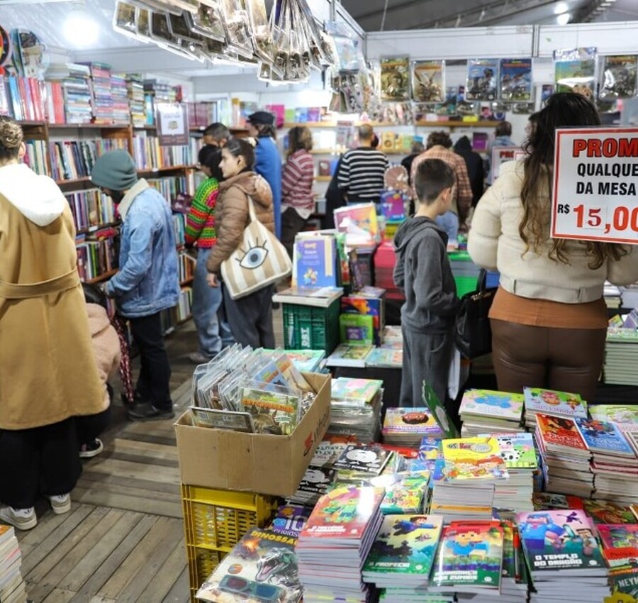 Feira do Livro movimenta o Centro de Criciúma com cultura, arte e mais de 100 mil títulos