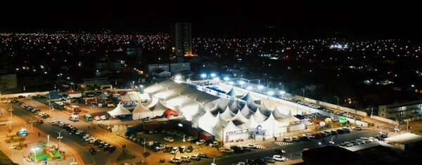 Gastronomia e shows nacionais levam mais de 70 mil pessoas à Festa da Tainha