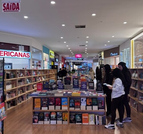 Feira do Livro oferece centenas de títulos no Farol Shopping, em Tubarão