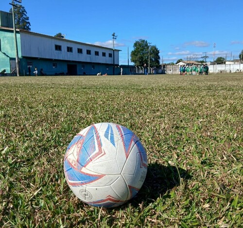 Amigos do Pexinga e Ouro Preto disputam a final do Campeonato Municipal de Criciúma com entrada gratuita e transmissão ao vivo