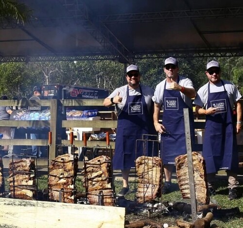 Churrascasso celebra 10 anos com open food premium e shows em Criciúma