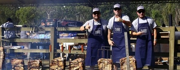 Churrascasso celebra 10 anos com open food premium e shows em Criciúma