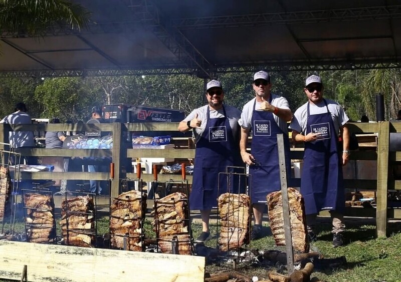 Churrascasso celebra 10 anos com open food premium e shows em Criciúma