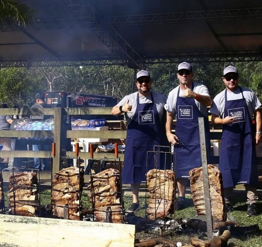Churrascasso celebra 10 anos com open food premium e shows em Criciúma