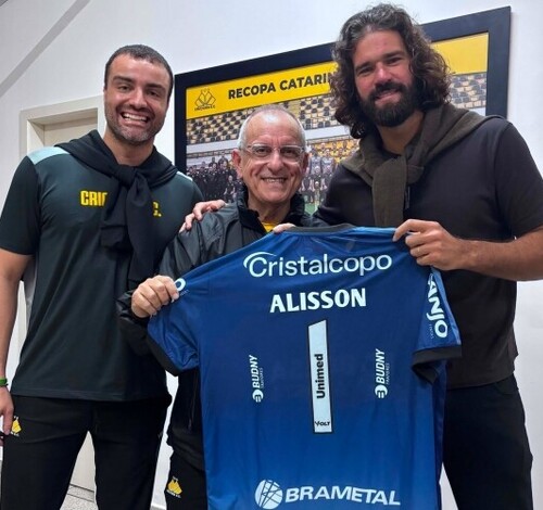 Goleiro da Seleção Brasileira, Alisson Becker visita o Heriberto Hülse e recebe camisa do Criciúma