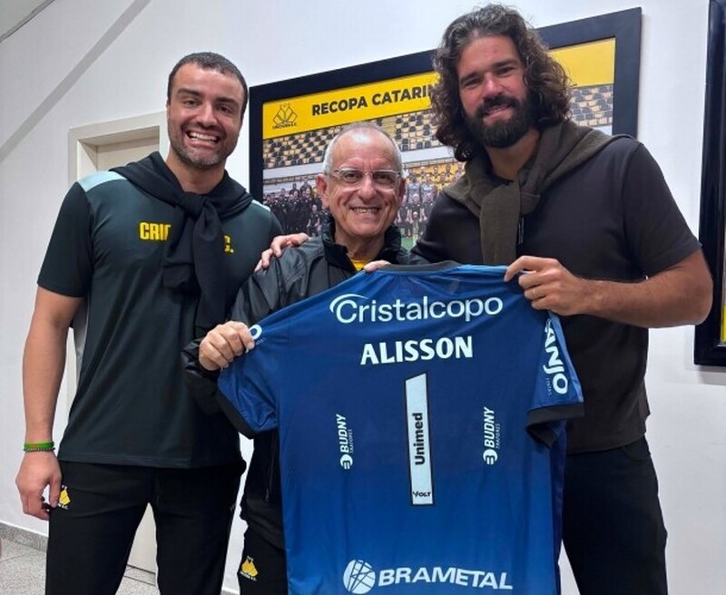 Goleiro da Seleção Brasileira, Alisson Becker visita o Heriberto Hülse e recebe camisa do Criciúma