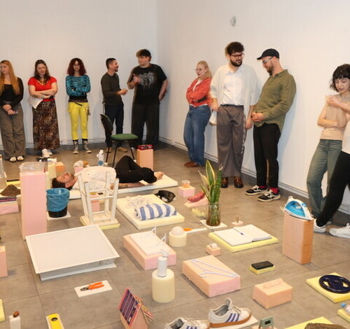 Exposição ''Objetos Cansados'' convida público a refletir sobre exaustão e descanso