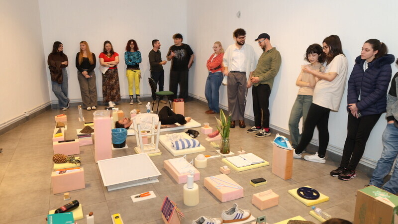 Exposição ''Objetos Cansados'' convida público a refletir sobre exaustão e descanso