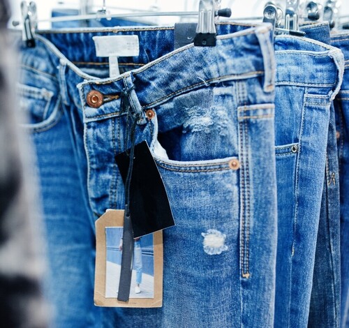 Outlet Jeans reúne peças a preço de fábrica em Criciúma e apoia a Apae