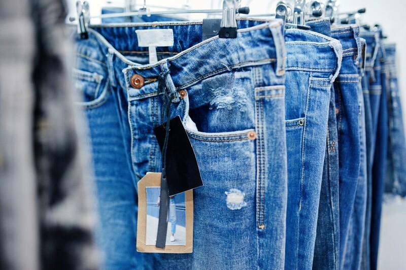 Outlet Jeans reúne peças a preço de fábrica em Criciúma e apoia a Apae