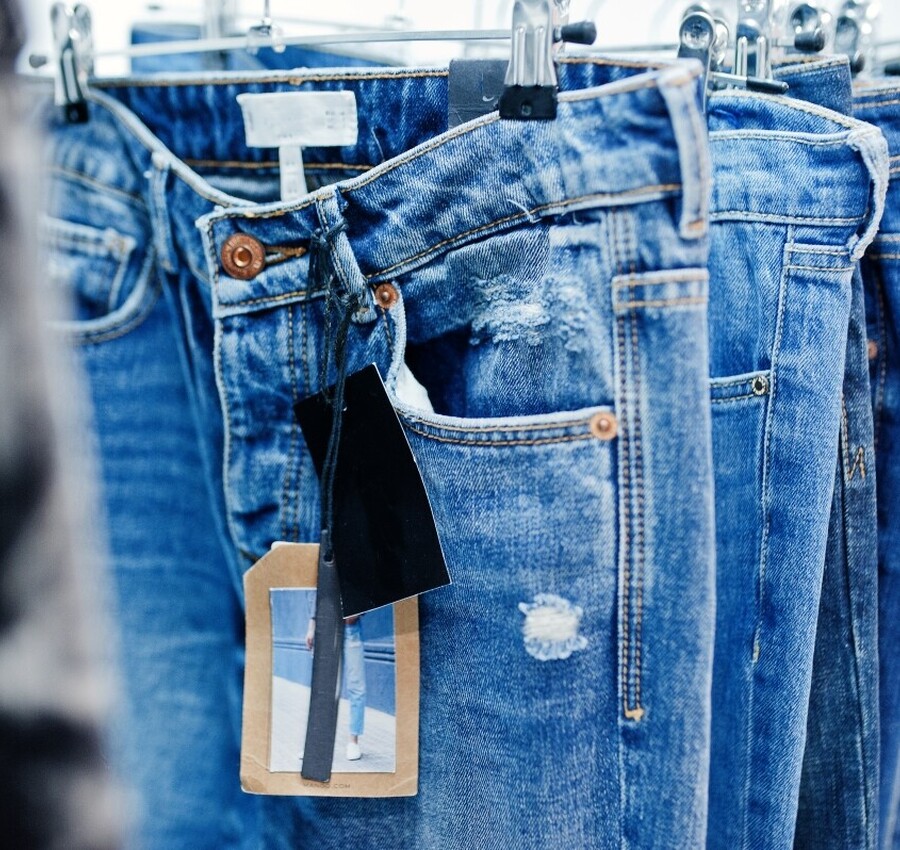 Outlet Jeans reúne peças a preço de fábrica em Criciúma e apoia a Apae