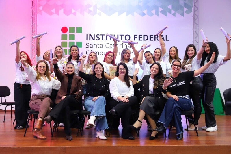 Curso de maquiagem profissional abre novas oportunidades para mulheres em Criciúma