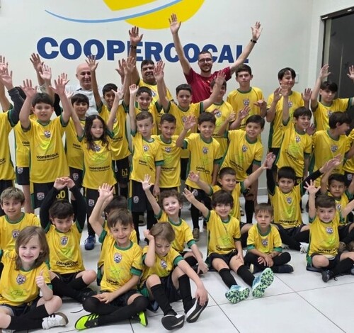 Mais esporte e menos telas: Coopercocal amplia horário da escolinha de futebol