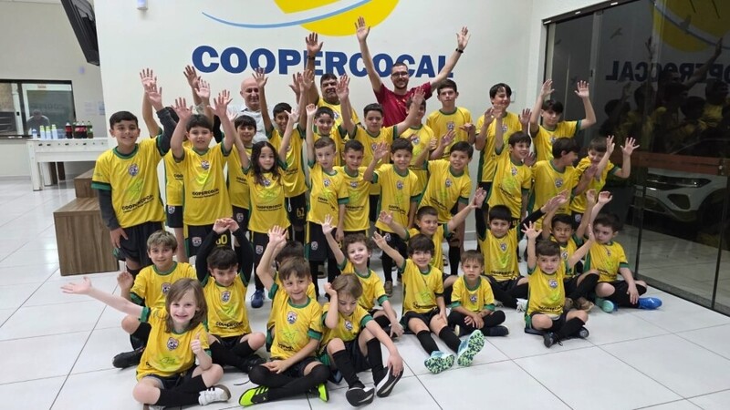 Mais esporte e menos telas: Coopercocal amplia horário da escolinha de futebol