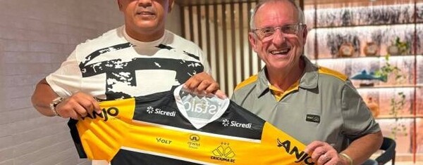 Zé Carlos visita delegação do Criciúma antes de partida contra o CRB em Alagoas