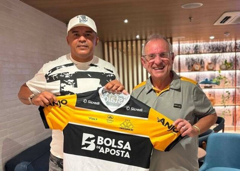 Zé Carlos visita delegação do Criciúma antes de partida contra o CRB em Alagoas