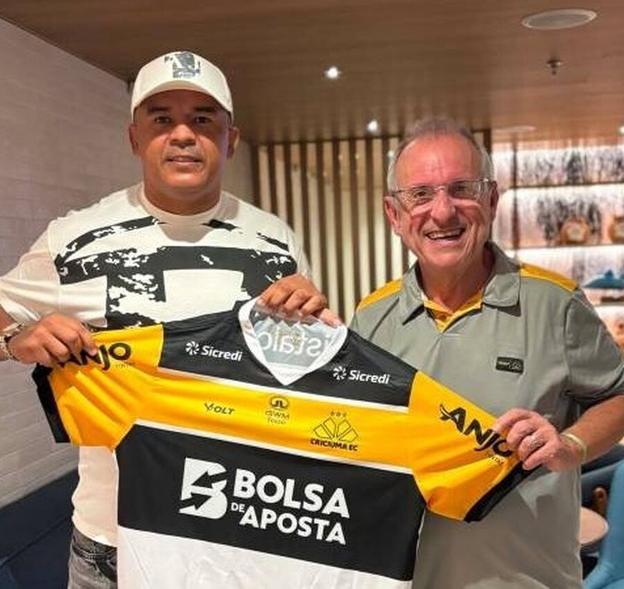 Zé Carlos visita delegação do Criciúma antes de partida contra o CRB em Alagoas