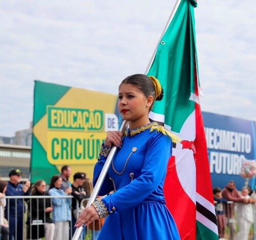 Desfile de 7 de Setembro reúne mais de 20 mil pessoas em Criciúma; veja fotos