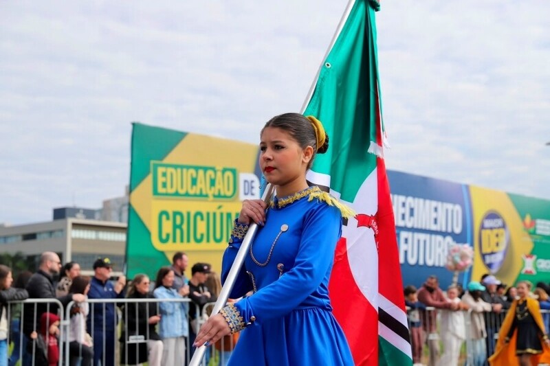 Desfile de 7 de Setembro reúne mais de 20 mil pessoas em Criciúma; veja fotos