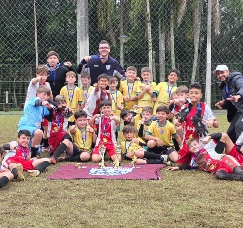Coopercocal/Futmouro conquista títulos no Festival de Escolinhas de Futebol em Cocal do Sul