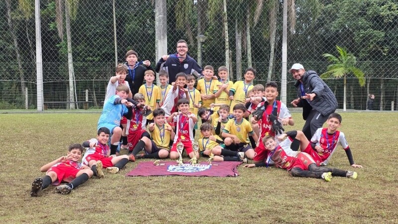 Coopercocal/Futmouro conquista títulos no Festival de Escolinhas de Futebol em Cocal do Sul