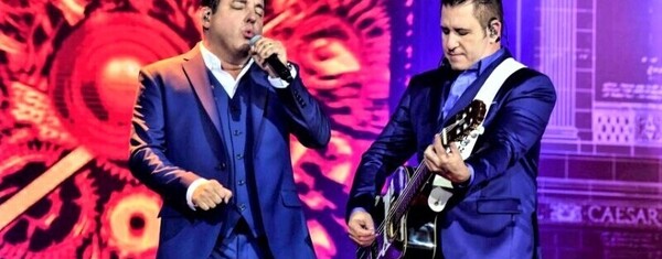 Dupla sertaneja Bruno & Marrone faz show no Farol Shopping, em Tubarão