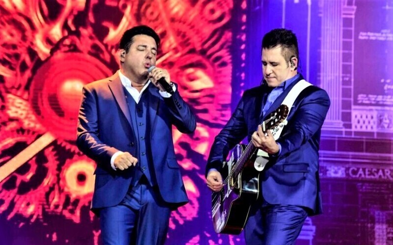 Dupla sertaneja Bruno & Marrone faz show no Farol Shopping, em Tubarão