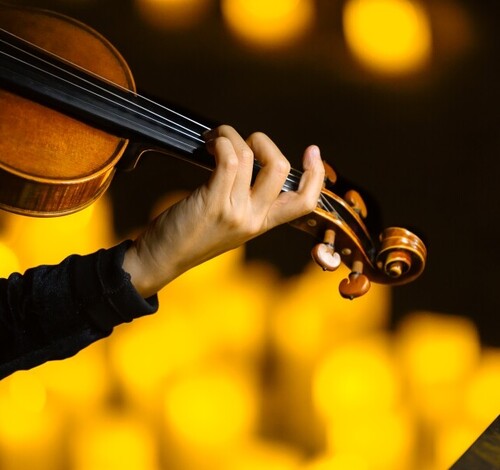 Criciúma recebe concerto Candlelight gratuito à luz de velas com músicas de Bridgerton e Coldplay