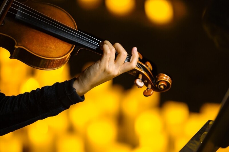 Criciúma recebe concerto Candlelight gratuito à luz de velas com músicas de Bridgerton e Coldplay