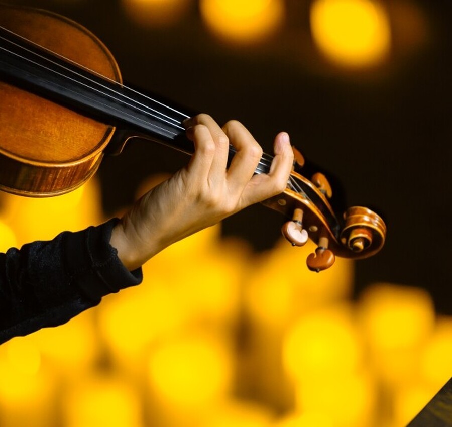 Criciúma recebe concerto Candlelight à luz de velas com músicas de Bridgerton e Coldplay